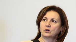 Министър Бъчварова прави първа копка на оградата по границата ни