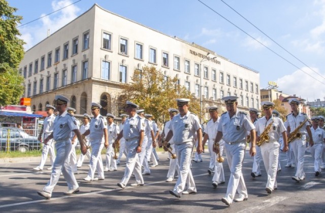 Оркестърът на ВМС – от „Велик е нашият войник” до Дийп Пърпъл и Майкъл Джексън