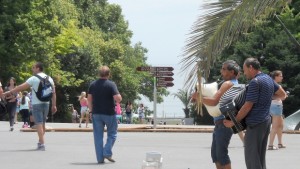 Лятна атракция Роми свирят на гайда и акордеон в центъра