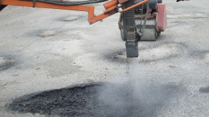 Извършват се частични ремонти на улици в квартал Зона В