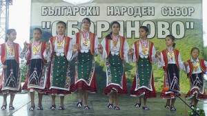 Нелина и Борислава Цекова пеят на Илинденския събор в Сборяново