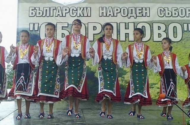Нелина и Борислава Цекова пеят на Илинденския събор в Сборяново в неделя