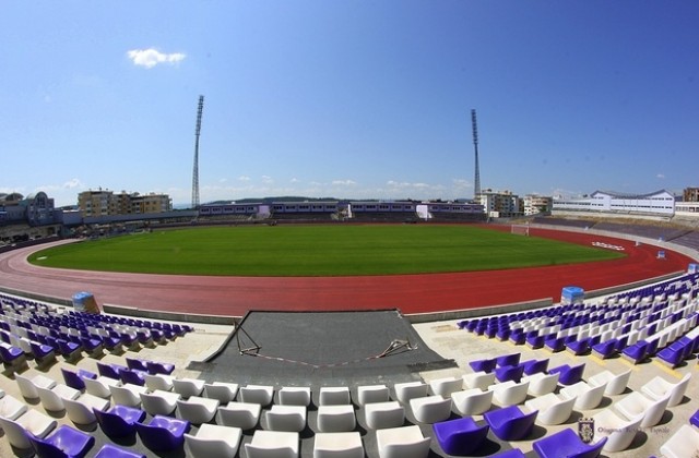 Грундират пистата на стадион „Ивайло” (СНИМКИ)