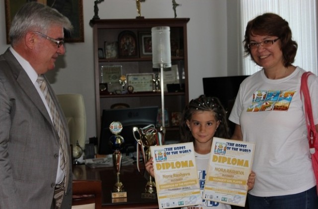 Шестгодишната Нора донесе две купи от Европейски шахматен фестивал