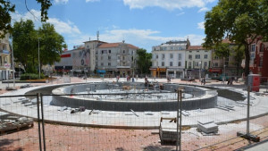 Тестват фонтаните на площад Независимост