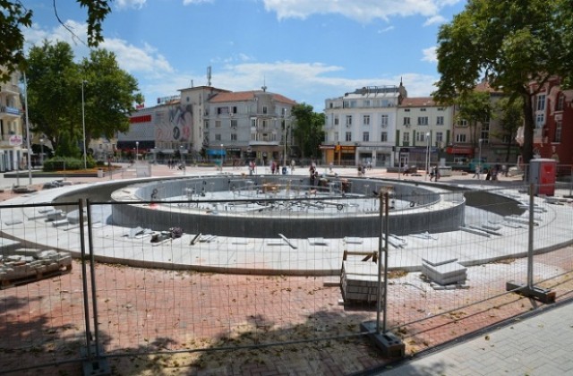 Тестват фонтаните на площад  „Независимост“