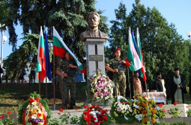 Паметникът на Васил Левски в Шумен беше официално открит