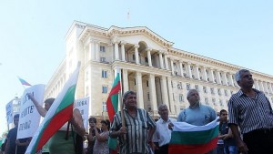 Митинг срещу спряното събаряне на ромски къщи