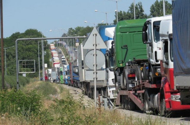 Ограничиха движението на ТИР-ове заради горещото време