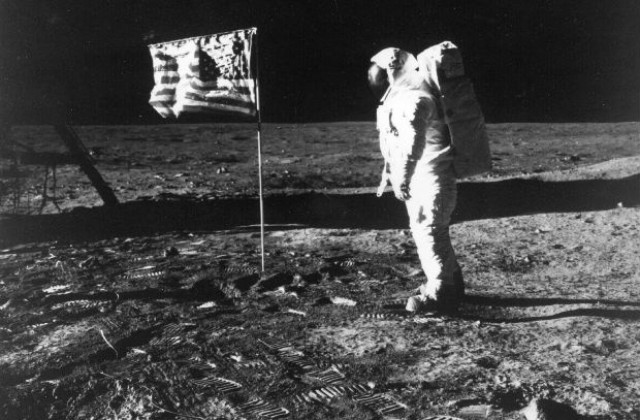 21 юли: Нийл Армстронг и Едуин Олдрин стъпват на Луната (ВИДЕО)