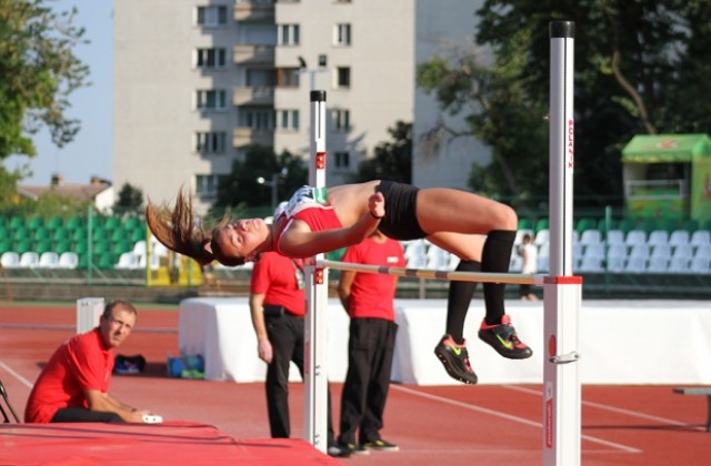 С лични рекорди започна международният турнир по лека атлетика „Самарско знаме“