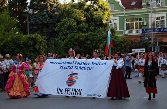 С пъстро дефиле бе поставено началото на Международния фолклорен фестивал (СНИМКИ)