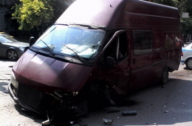 Микробус и лек автомобил катастрофираха на ул. Борисова (СНИМКИ)
