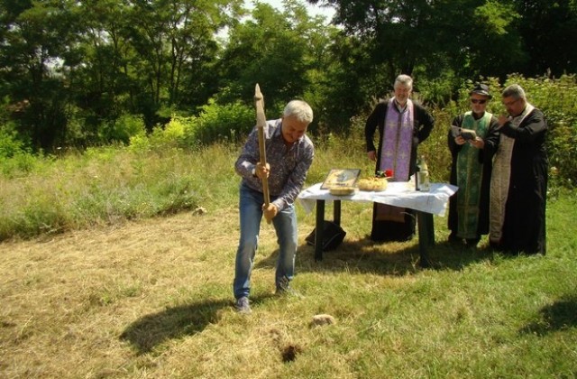 Първа копка на храм в с.Войници