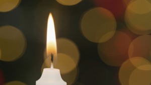 Изобретиха зарядно за смартфон ползващо пламъка на свещ