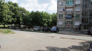 Ремонтират 16 междублокови пространства