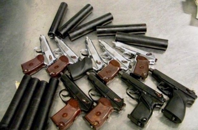 Откриха незаконен боен арсенал в село Баня