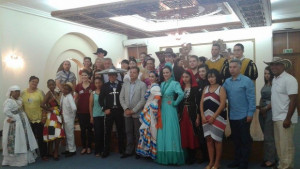 Кметът размени подаръци с ръководителите на групите участнички във фолклорния