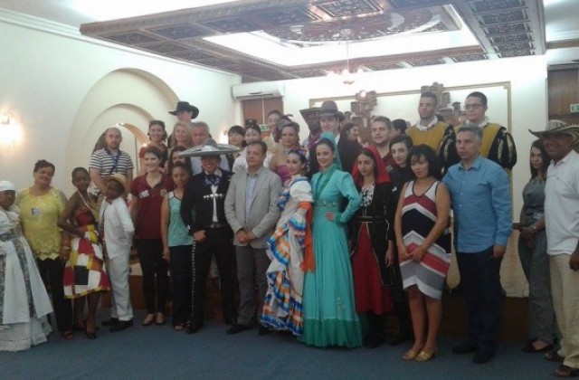 Кметът размени подаръци с ръководителите на групите участнички във фолклорния фестивал