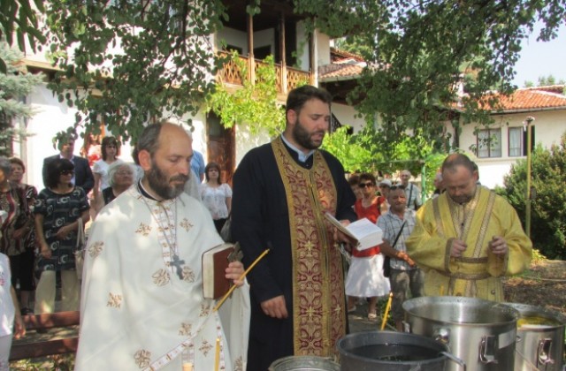 Свещеници от цялата област отслужиха водосвет за здраве в манастира „Св. пророк Илия”