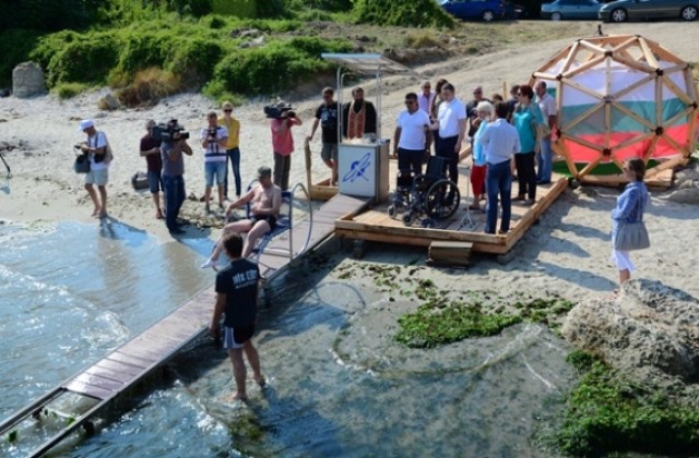 Специална пътека води хората с увреждания до плажа