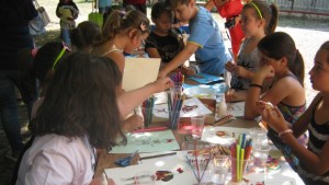 Деца рисуваха носии в Дупница