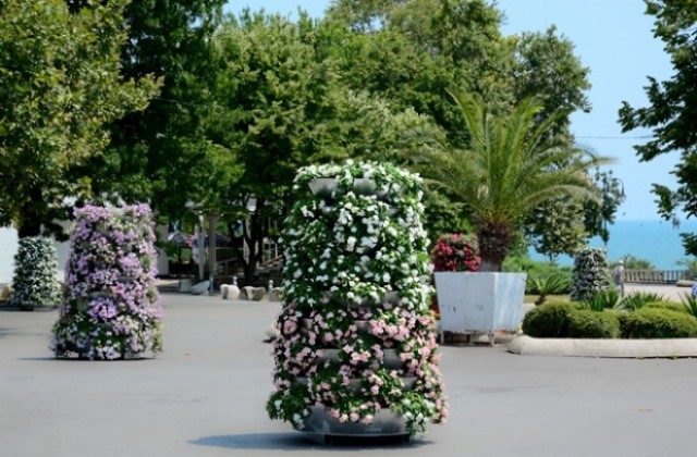 Каскадни цветарници се появиха на входа на Морската градина (СНИМКИ)