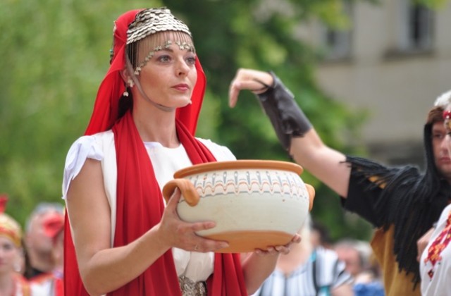 Танцьори от 10 нации веселят участниците в 14-ия Панаир на киселото мляко в Разград