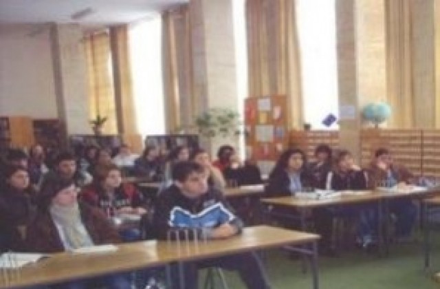 Няма да се закриват паралелки в областта