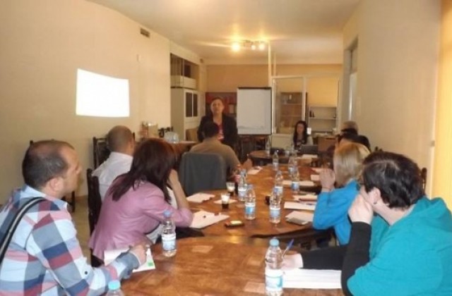 НПО и младежи от Кюстендил проведоха кръгла маса за справяне с потока от бежанци