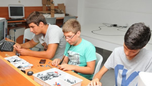 Школа по роботика за деца в БСУ