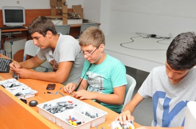 Школа по роботика за деца в БСУ