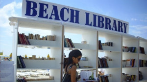 В Бургас посрещат С книга на плажа