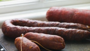 Изтеглят месни продукти от магазините заради съмнения за антракс