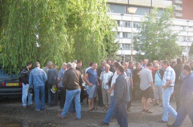 Работници и служители на ТЕЦ „Бобов дол излязоха на едночасов мълчалив протест