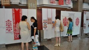 Изложба на украински бродирани кърпи откриха в Доходното здание