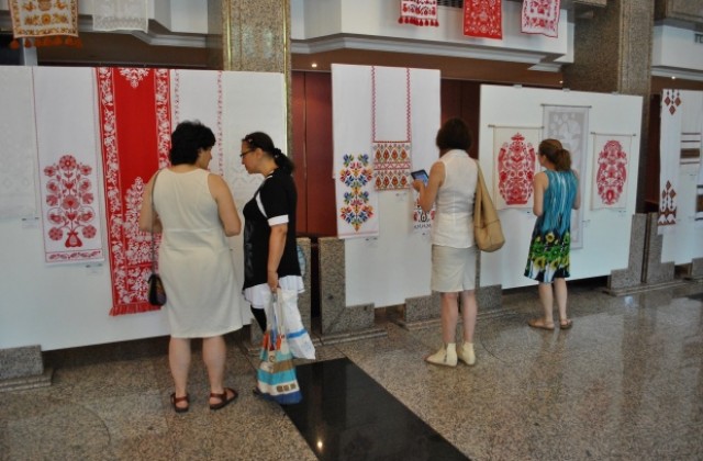 Изложба на украински бродирани кърпи откриха в Доходното здание