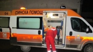 Двама са с опасност за живота след тежки катастрофи край