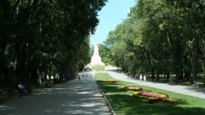 Освежават паметниците по Алеята на Възраждането в Морската градина