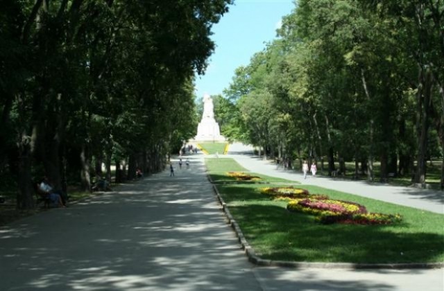 Освежават паметниците по Алеята на Възраждането в Морската градина