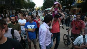 Вял протест срещу заграбените пейки на столичния бул Витоша