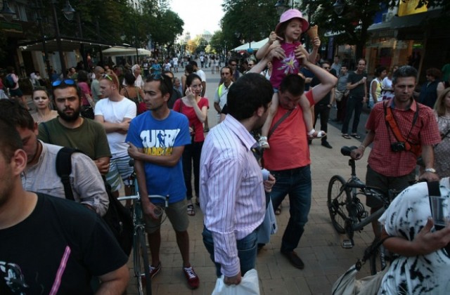 Вял протест срещу „заграбените пейки на столичния бул. „Витоша
