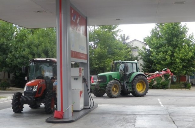 Земеделци от  Болярово се включиха в  демонстративното зареждане на земеделска техника