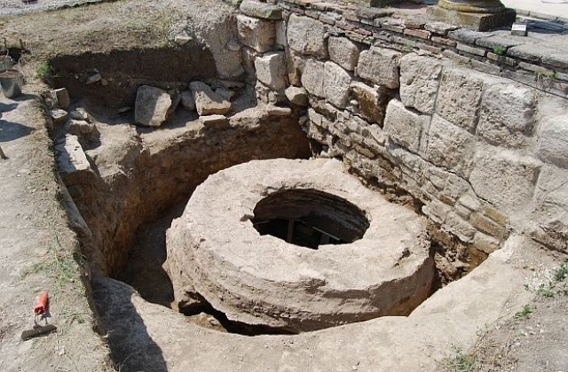 Бликна чудотворна вода, събират капки, за да окъпят Бойко Борисов