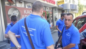Данъчните проверяват с униформи