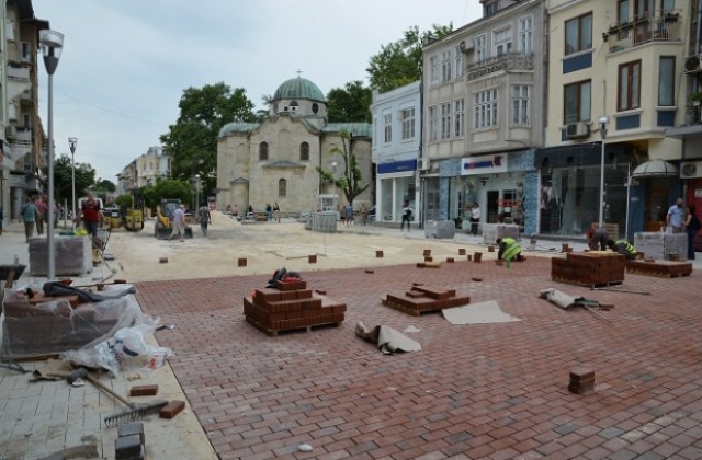 Собственици на заведения против ремонта на центъра, плашат с протести