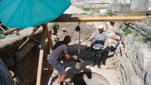 Водата от свещеното аязмо в Голямата базилика бликнала на дълбочина