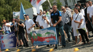 Полицаи и пожарникари наредиха каските си на жълтите павета като