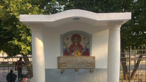 Освещават новоизградената чешма в храм Св Трисветители в Горна Оряховица