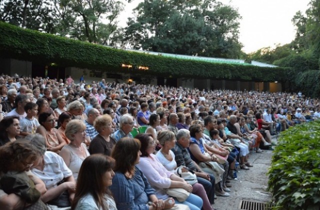 Стотици варненци отново дариха средства за талантливите деца на града (СНИМКИ)